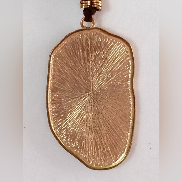 Green agate slice pendant on gold-tone black necklace - Picture 4 of 6